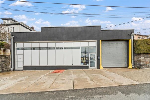 Attached, Exterior, Facade, Modern