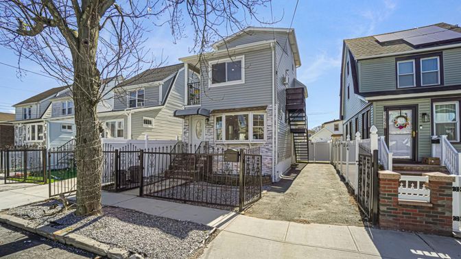 Exterior, Facade, Rowhouse