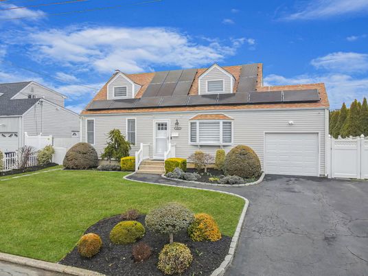 Attached, Exterior, Facade, Cape Cod