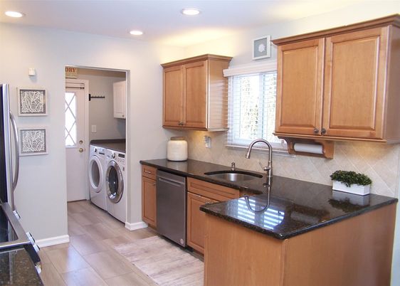 Interior, Recessed Lighting, Washer, Wood Texture Flooring