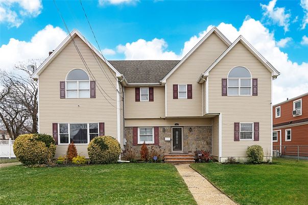 Exterior, Facade, Brick Facade, Farmhouse