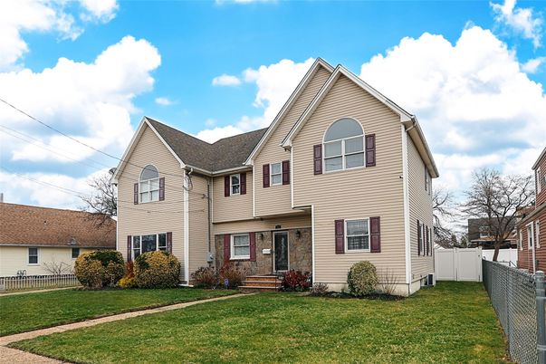 Exterior, Facade, Farmhouse