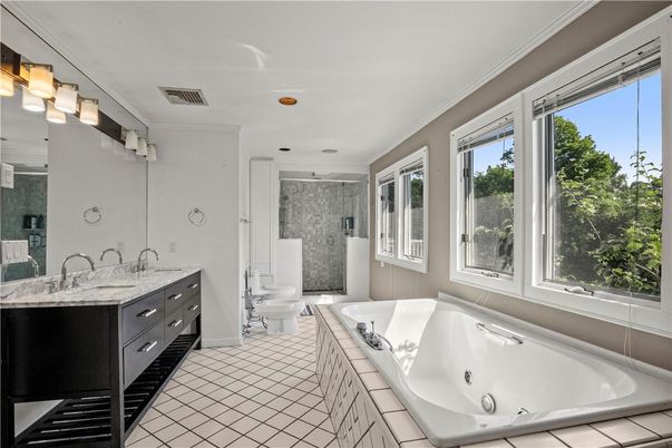 Bathroom, Dual Sink Vanities, Interior, Recessed Lighting