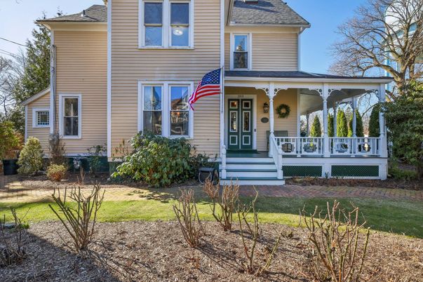Exterior, Facade, Queen Anne Victorian