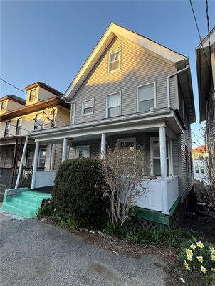 Exterior, Facade, Queen Anne Victorian