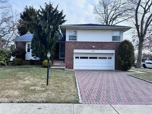 Attached, Exterior, Facade, Brick Facade, Split Level