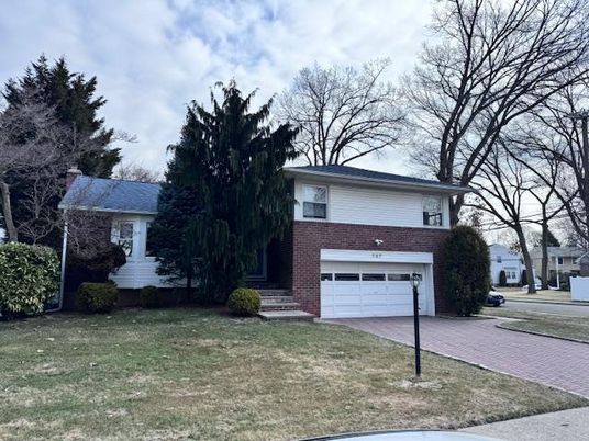 Attached, Exterior, Facade, Brick Facade, Split Level
