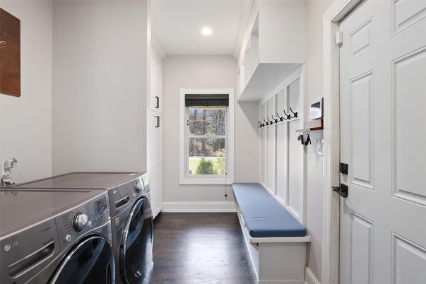 Interior, Recessed Lighting, Washer, Wood Texture Flooring