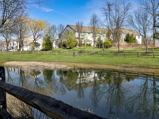 Exterior, Lake