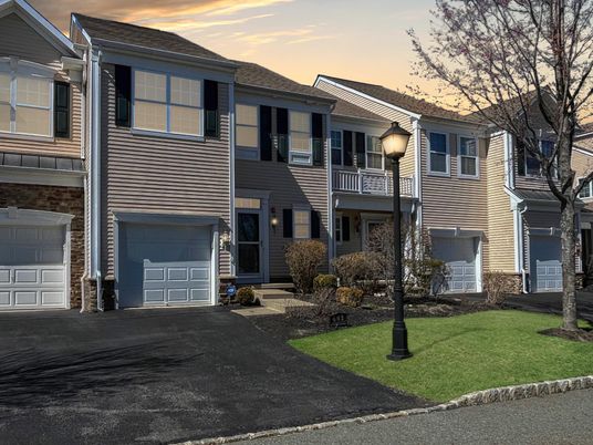 Attached, Exterior, Facade, Rowhouse
