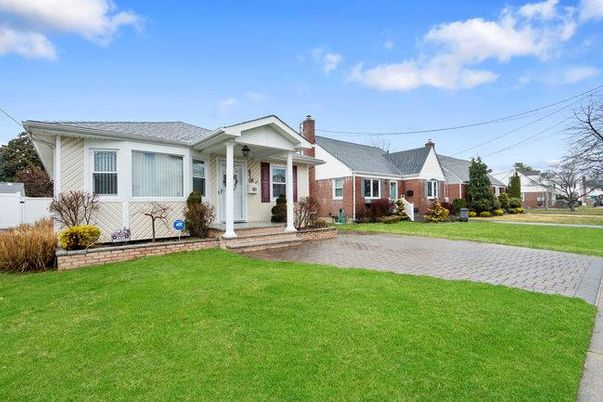 Backyard, Exterior, Facade, Brick Facade, Ranch
