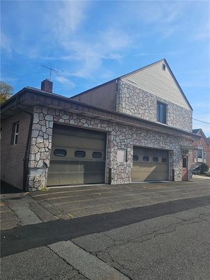 Attached, Exterior, Facade, Farmhouse