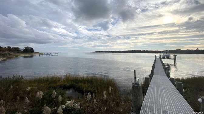 Exterior, Lake