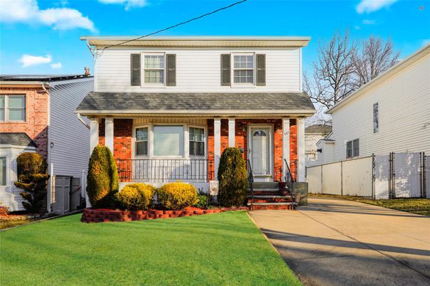 Exterior, Facade, Brick Facade, American Foursquare