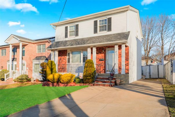Exterior, Facade, Brick Facade, American Foursquare