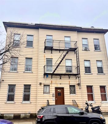 Exterior, Facade, Rowhouse