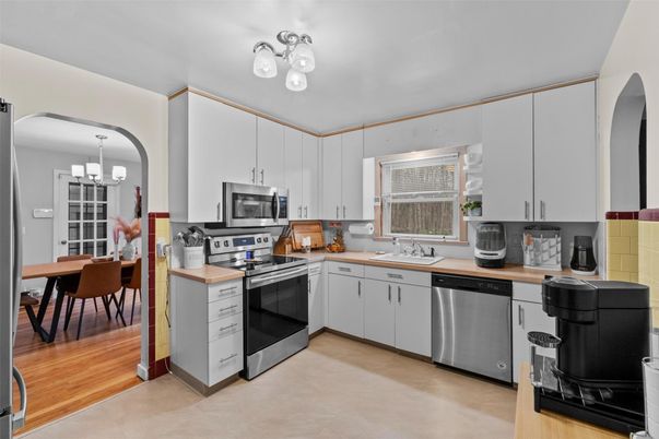 Chandelier, Dining room, Interior, Kitchen, Stainless Steel Appliances, Wood Texture Flooring