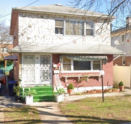 Exterior, Facade, Brick Facade, American Foursquare