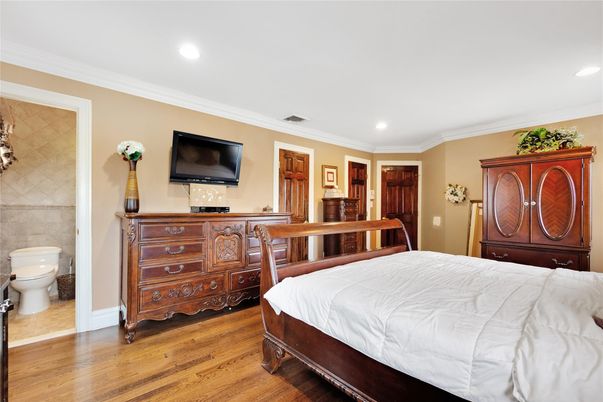 Bathroom, Bedroom, Interior, Recessed Lighting, Wood Texture Flooring