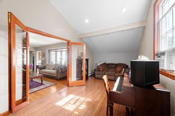 Interior, Living room, Recessed Lighting, Wood Texture Flooring