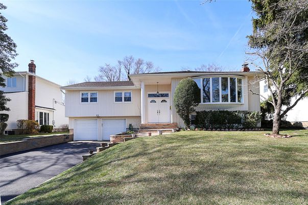 Attached, Exterior, Facade, Raised Ranch
