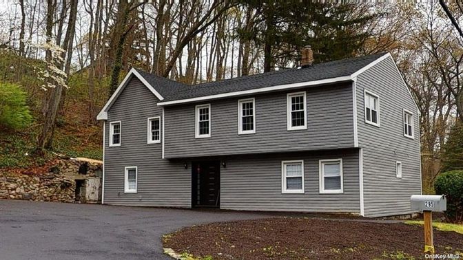 Exterior, Facade, Raised Ranch