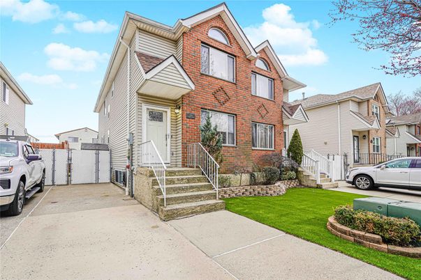 Exterior, Facade, Brick Facade, Queen Anne Victorian