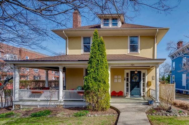 Exterior, Facade, American Foursquare