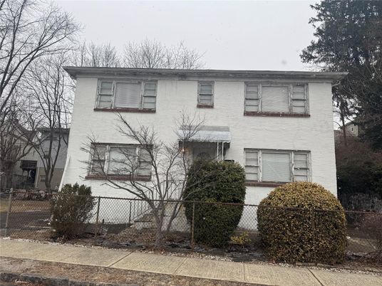 Exterior, Facade, Raised Ranch