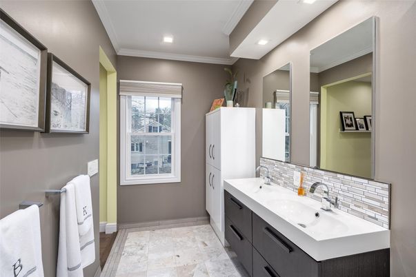 Bathroom, Dual Sink Vanities, Interior, Recessed Lighting