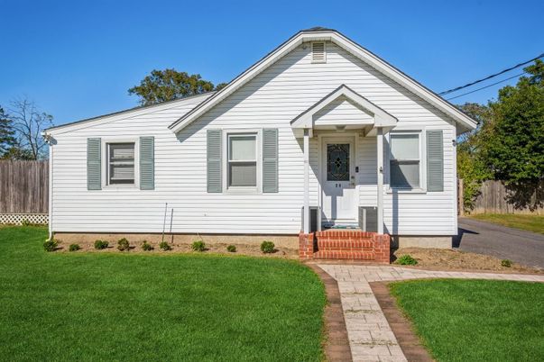 Exterior, Facade, Farmhouse