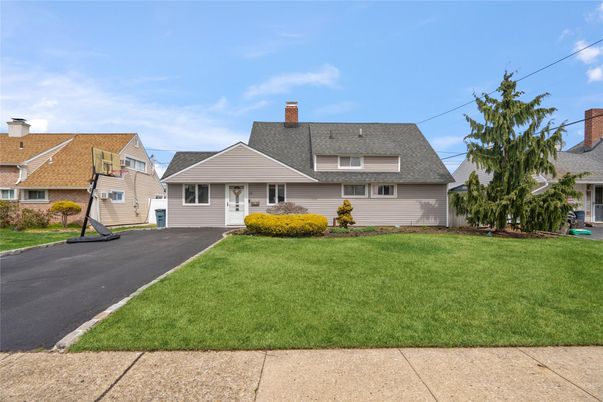 Attached, Exterior, Facade, Cape Cod
