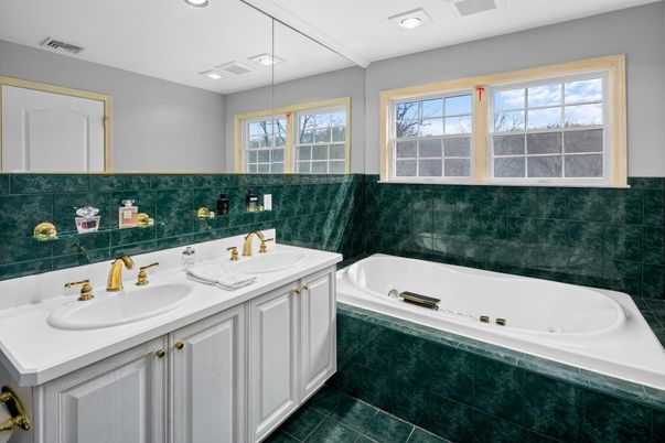 Bathroom, Dual Sink Vanities, Interior, Recessed Lighting