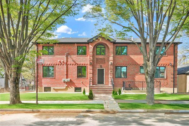 Exterior, Facade, Brick Facade, Rowhouse
