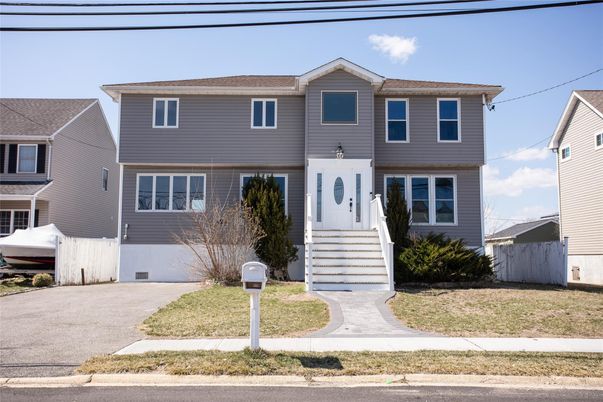 Exterior, Facade, Raised Ranch