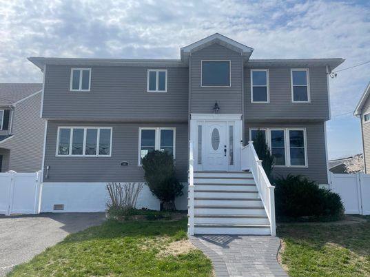 Exterior, Facade, Raised Ranch
