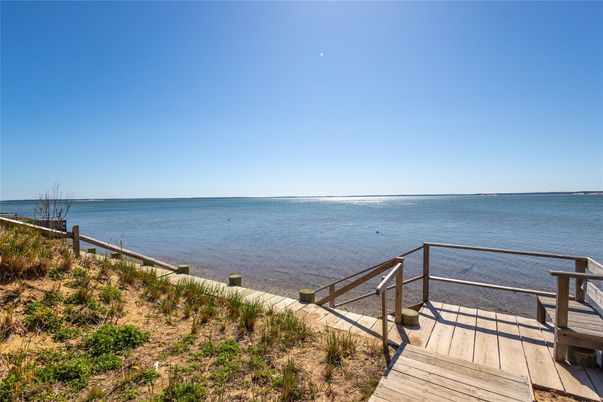 Exterior, Lake