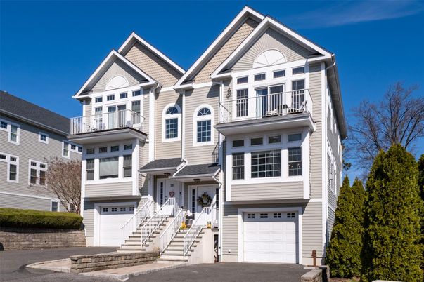 Attached, Exterior, Facade, Queen Anne Victorian