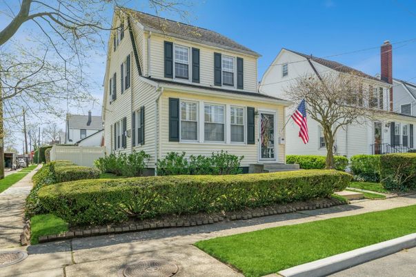 Exterior, Facade, American Foursquare