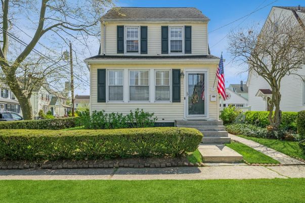 Exterior, Facade, American Foursquare
