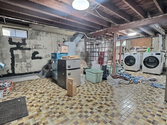 Interior, Washer, Wooden Beams