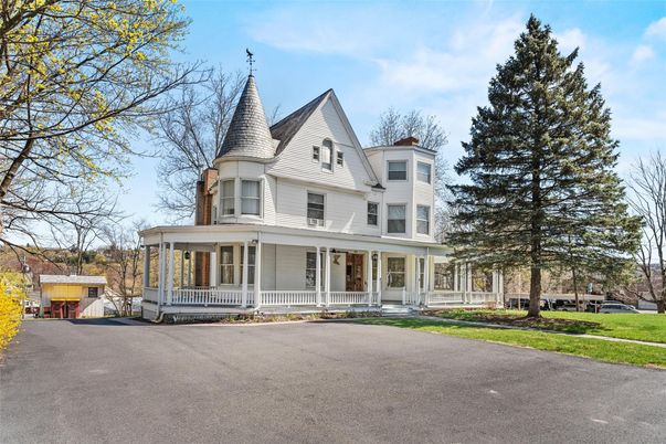 Exterior, Facade, Queen Anne Victorian