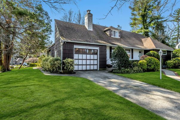 Attached, Exterior, Facade, Cape Cod