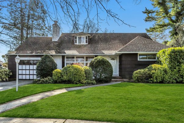 Attached, Exterior, Facade, Cape Cod