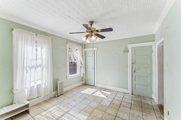 Empty room, Interior