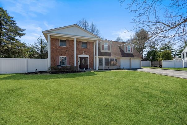 Attached, Backyard, Exterior, Facade, Brick Facade, Georgian