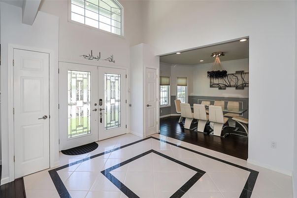Chandelier, Dining room, Interior, Recessed Lighting, Wood Texture Flooring