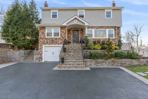 Attached, Exterior, Facade, Brick Facade, Raised Ranch