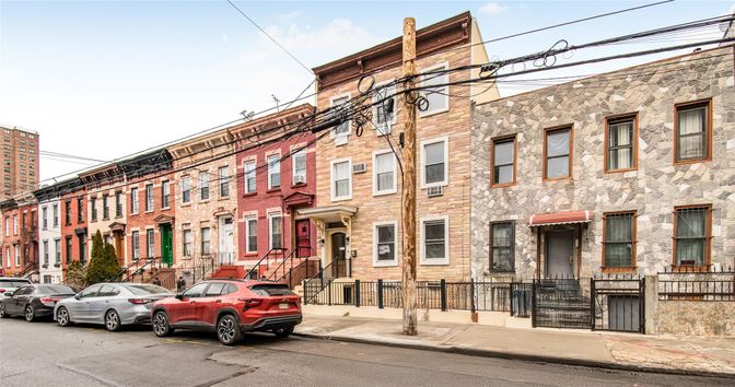 Exterior, Facade, Rowhouse