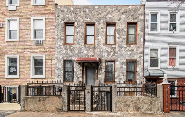 Exterior, Facade, Rowhouse